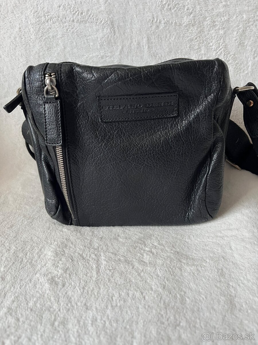 Crossbody kozena kabelka Stefano Dendi Studio. Farba cierna.