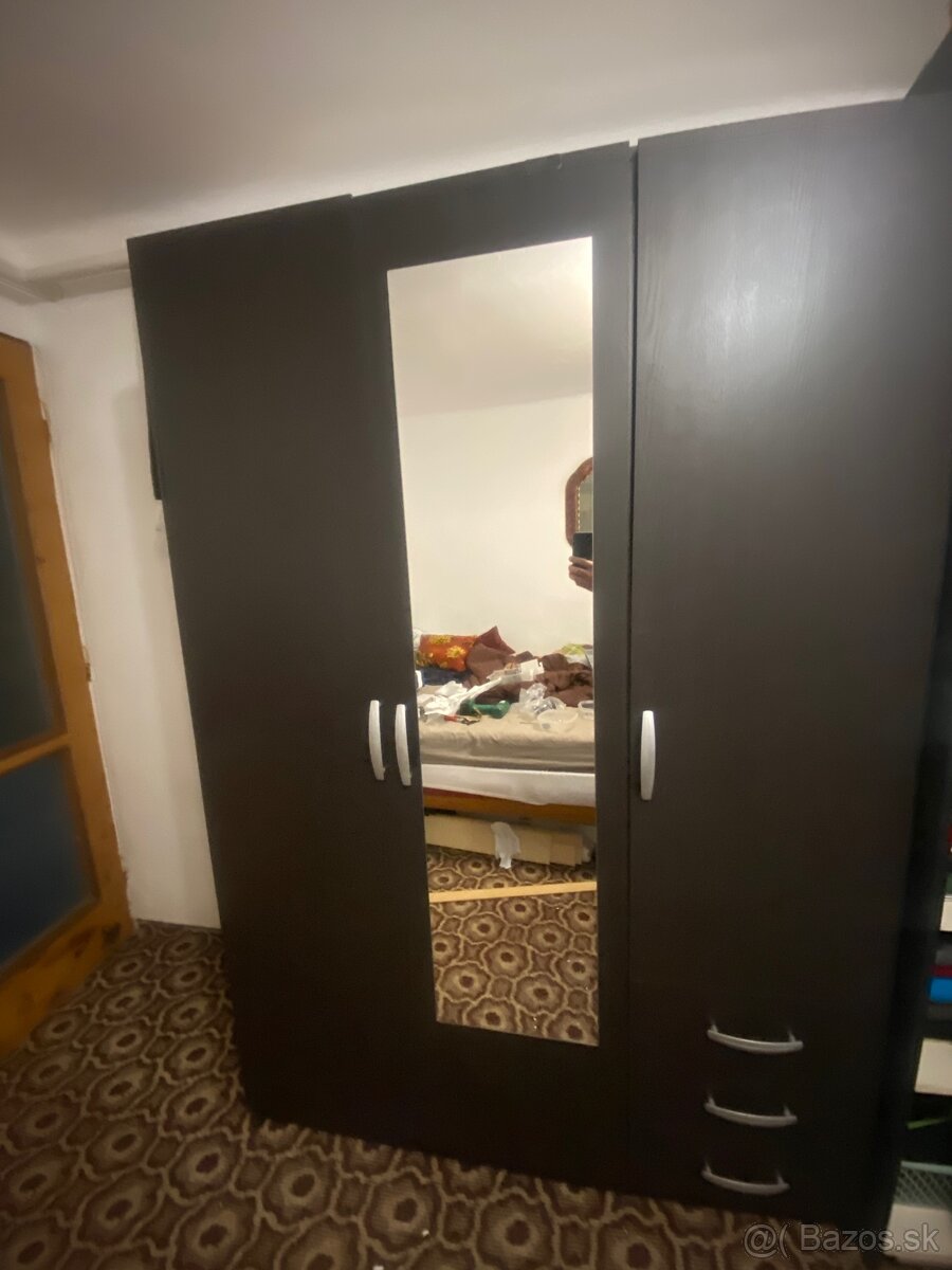 3 – dverová skriňa s 3 zásuvkami a zrkadom.