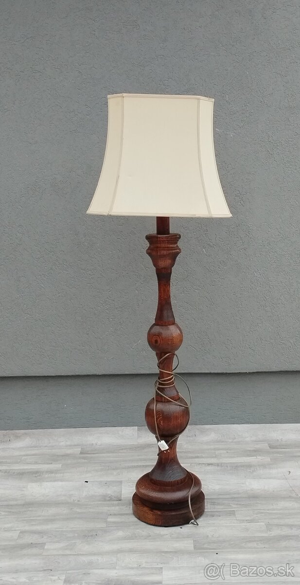 Lampa stojacia – rustikálna.