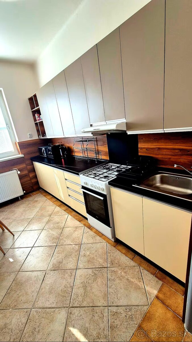 Na prenájom zariadený svojpomocný byt /93m2/ s garážou, KN