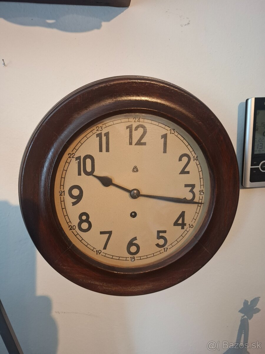 Predám funkčné starožitné ,,školské,, hodiny Wilhelm Hoffman