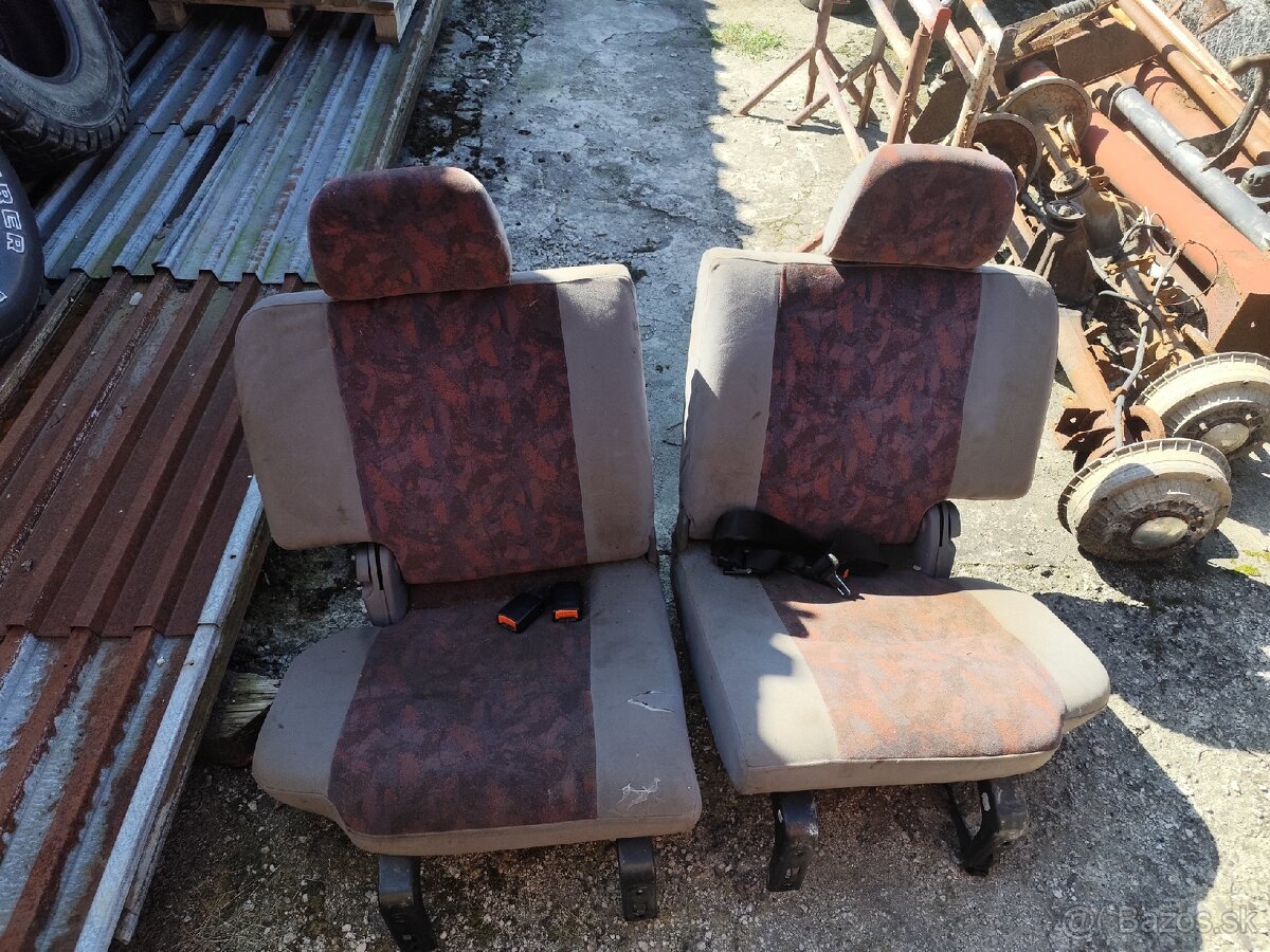 Zadné sedačky Nissan Terrano 2