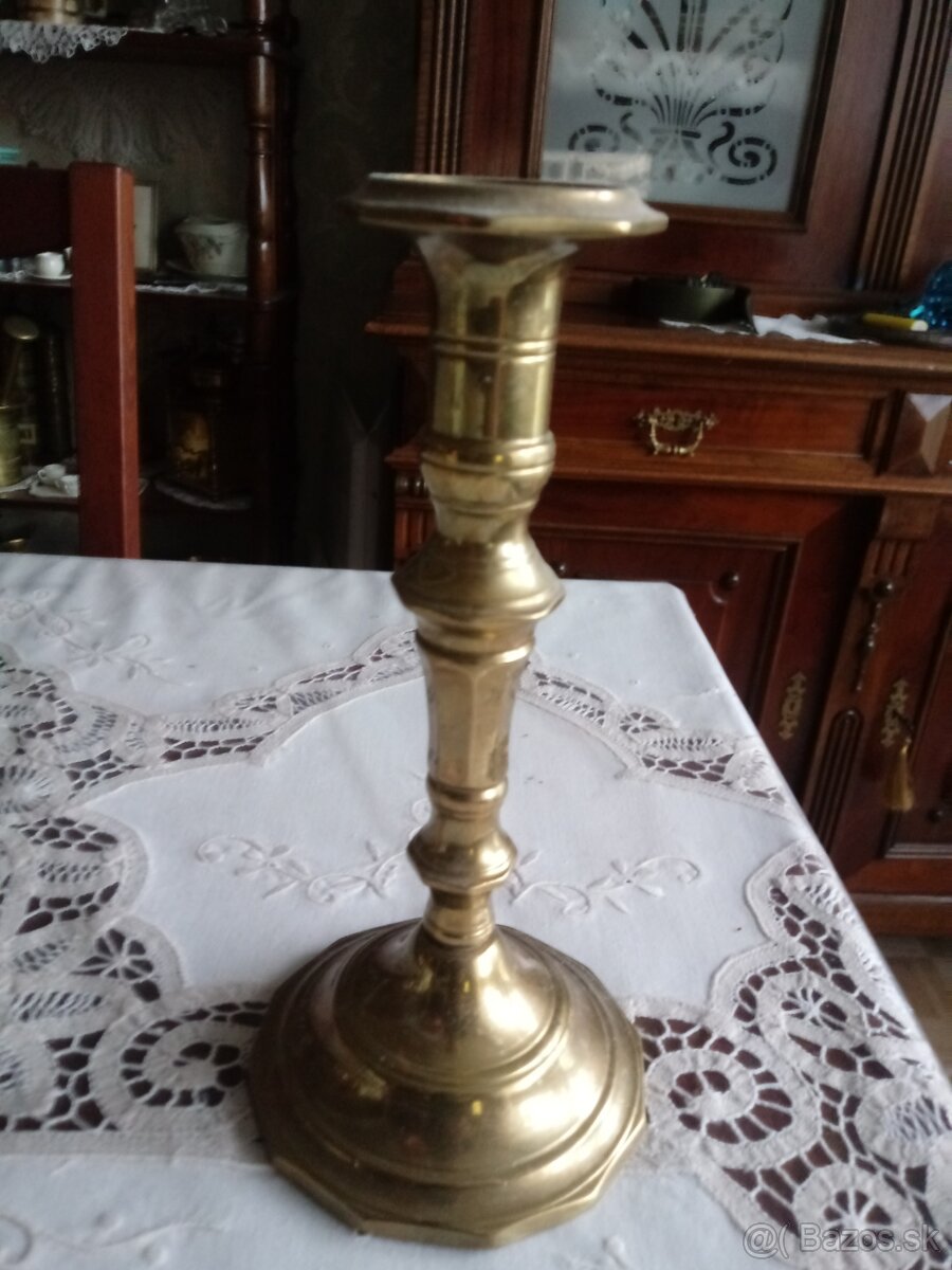 Mosadzný svietnik