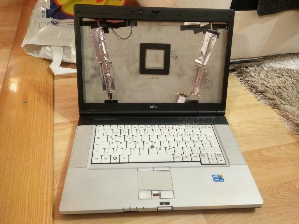 predám nefunkčný notebook Fujitsu celsius H700
