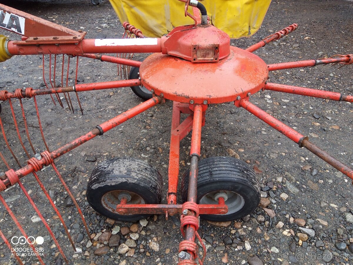 Zhrňovač sena 3,3m tandem