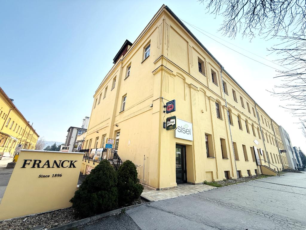 Administratívne priestory s parkovaním, 47,9 m2 – Južná trie