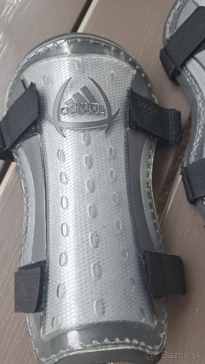Adidas chranice na nohy