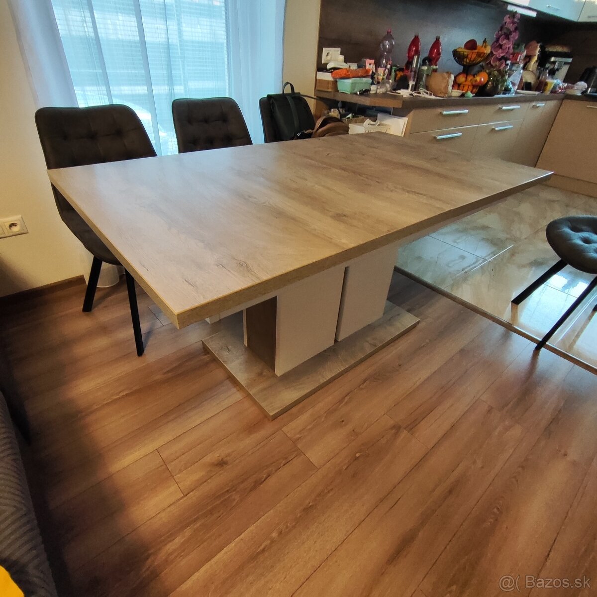 Jedálenský rozkladací stôl