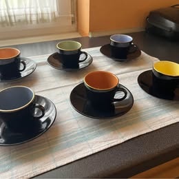 Sada kávových šálok s tanierikmi