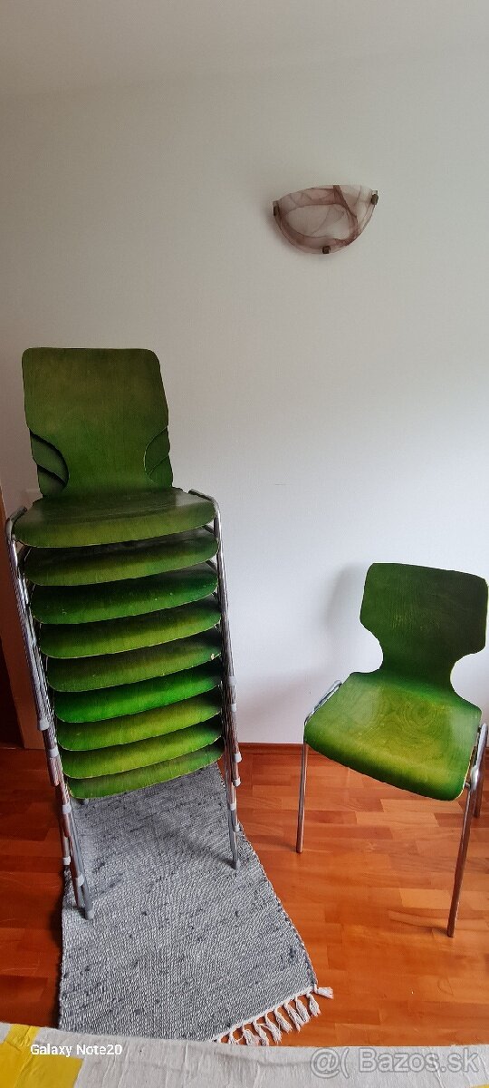 Drevená stolička s chrómovanou konštrukciou