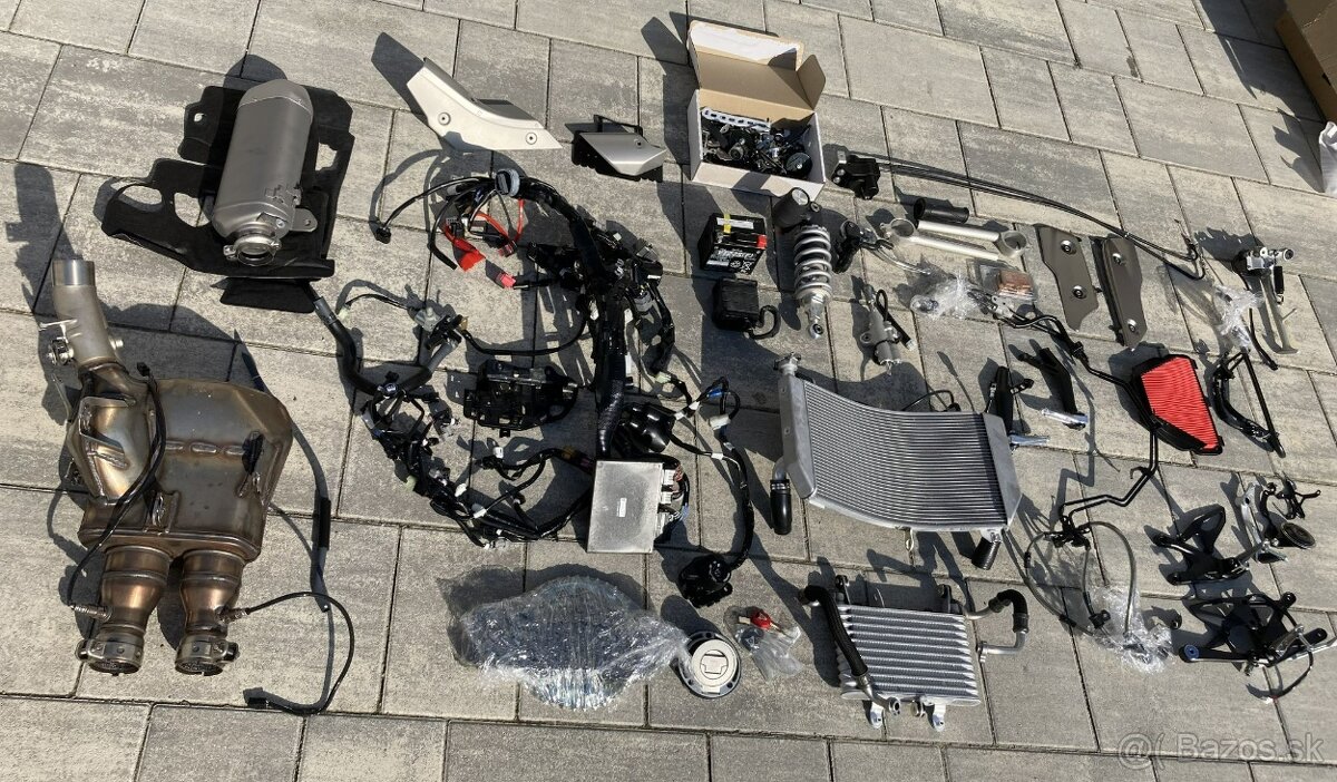 Yamaha YZF-R1 2021 - diely z úplne novej motorky 0km