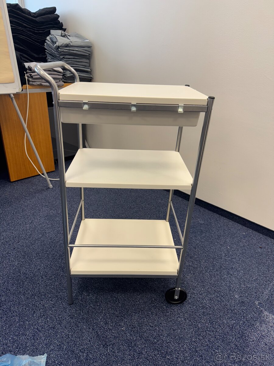 Servírovací stolik