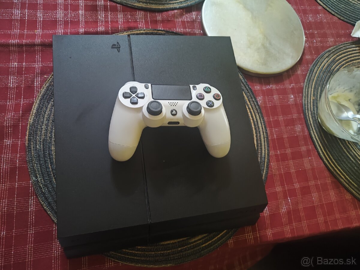 Predám PS4 + ovládač + 3 hry