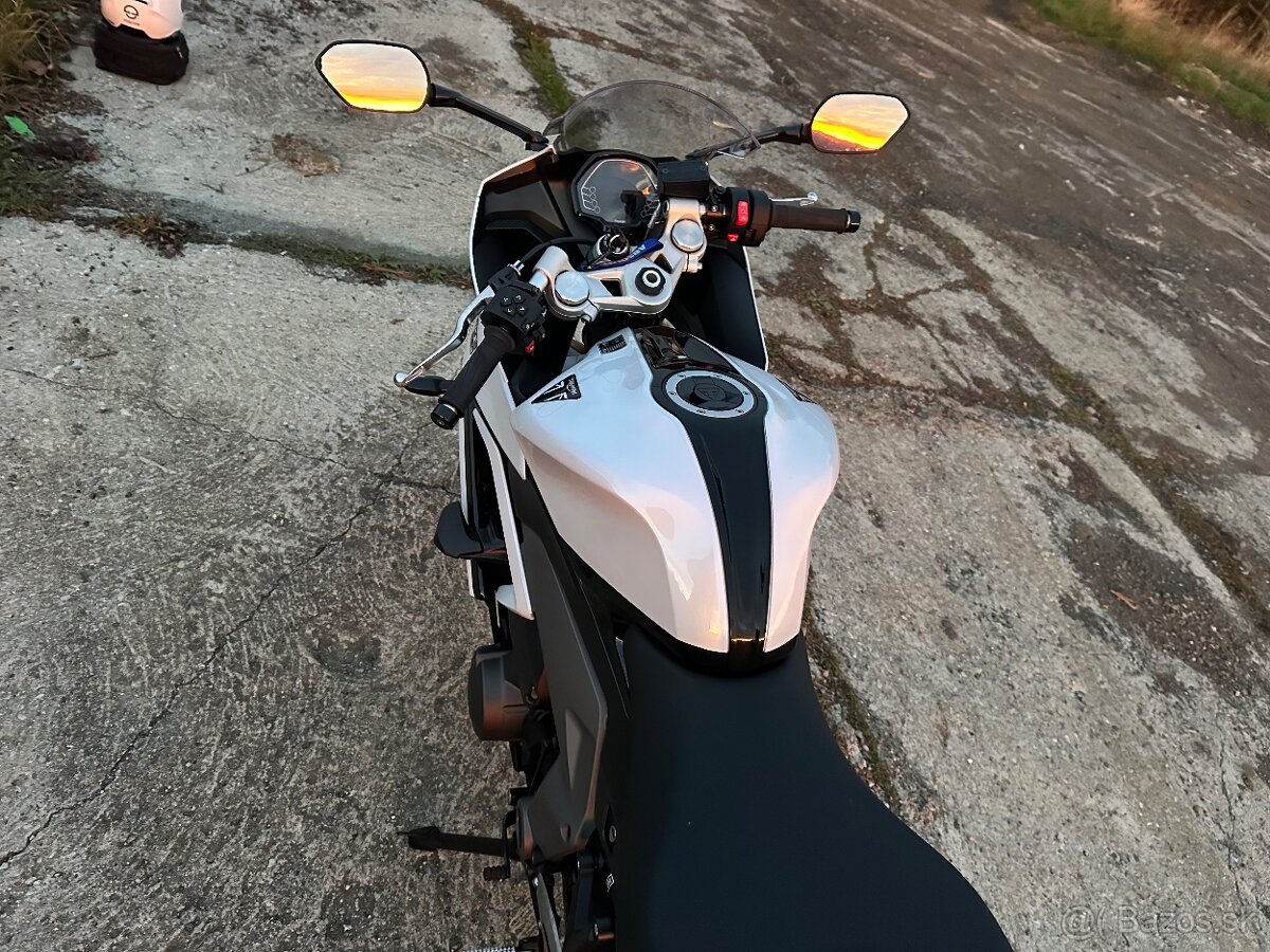 Triumph daytona 660