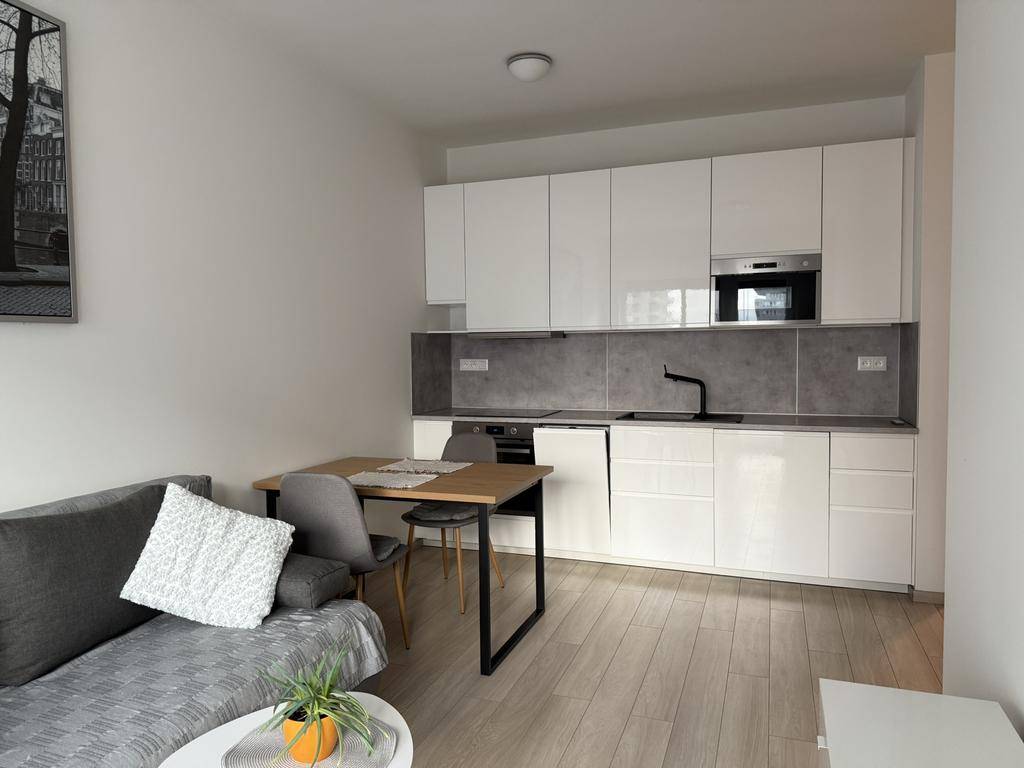 Moderný byt s balkónom a parkovaním. Províziu neplatíte. Ja