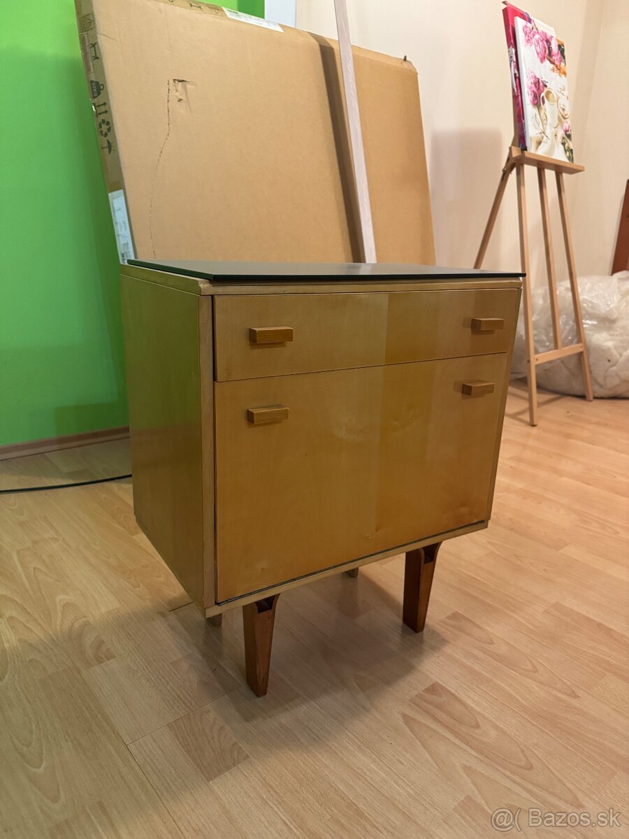 Nočný stolík Mezulánik