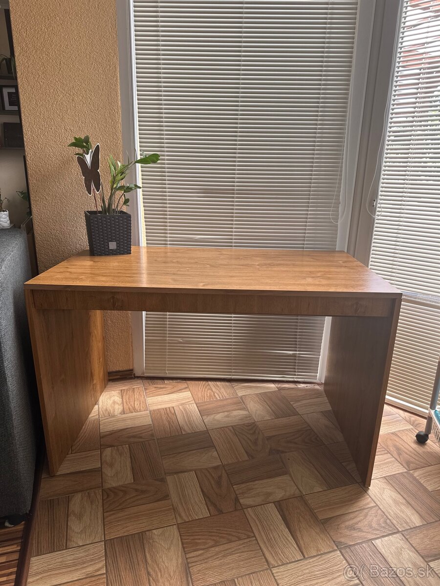 Jednoduchý, pevný písací stôl 120x70