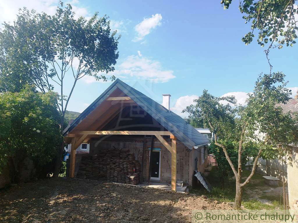 Rekonštruovaný gazdovský dom v pokojnej obci Kleňany v okr