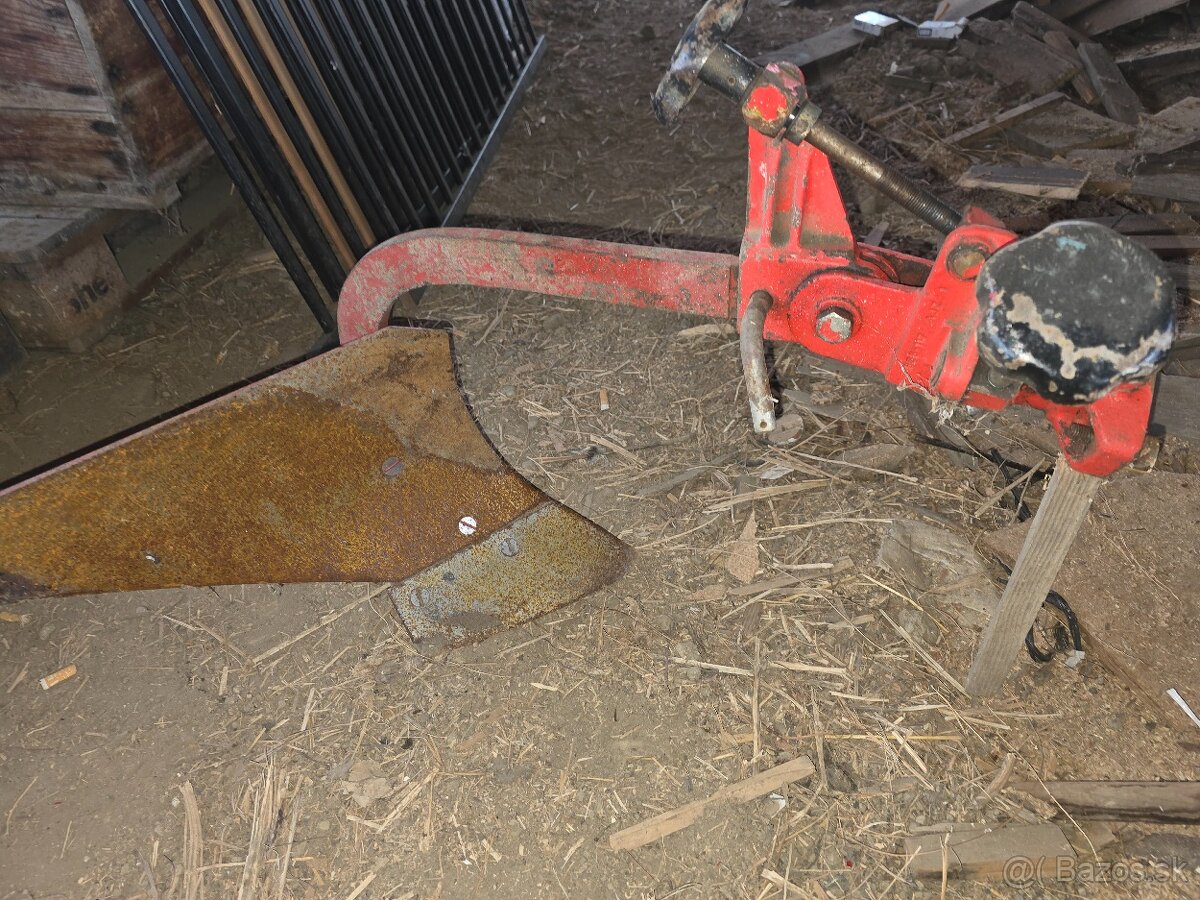 Pluh s nastavovacim telesom