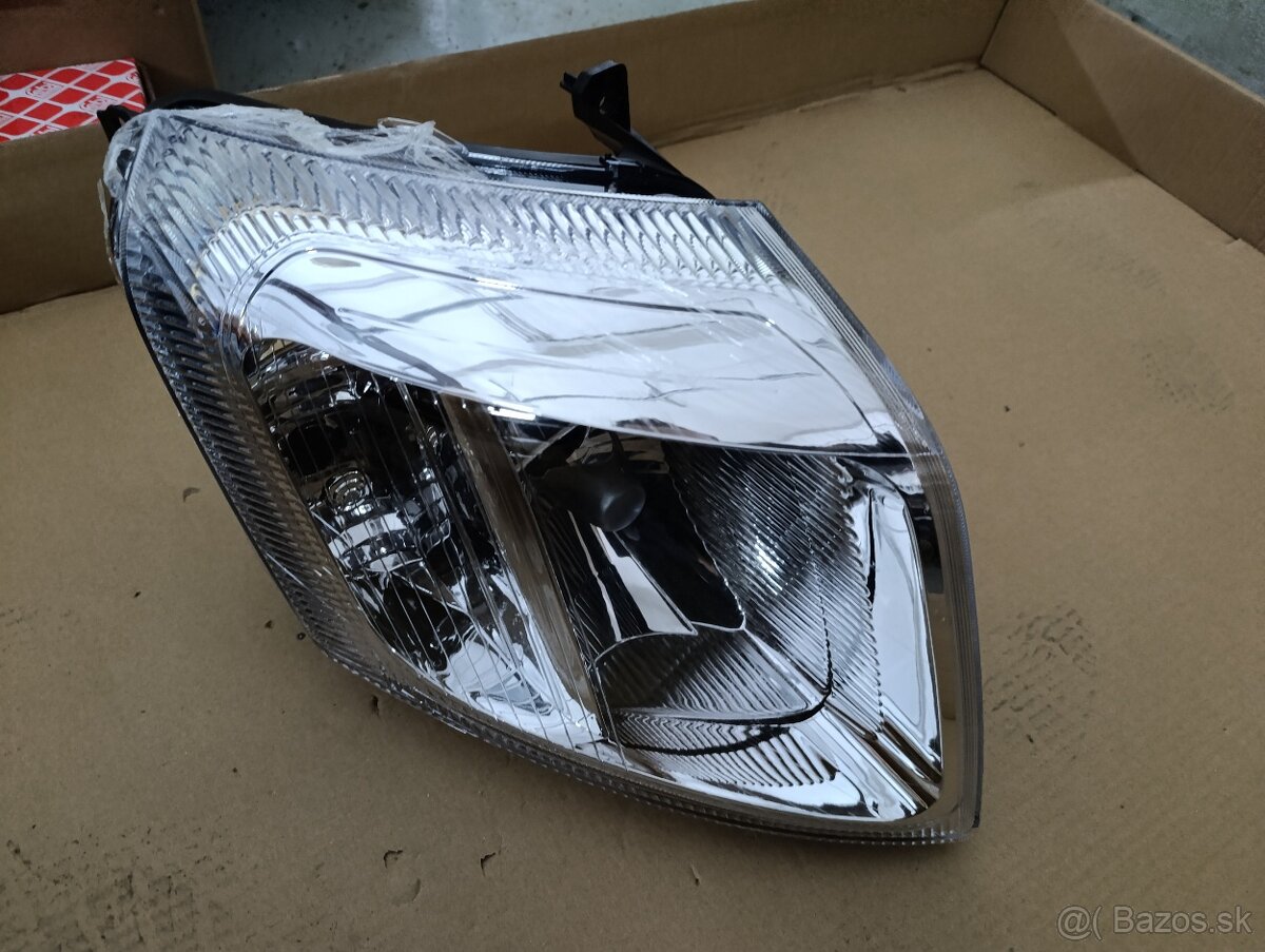 Ľ H4 predný svetlomet Citroen C2