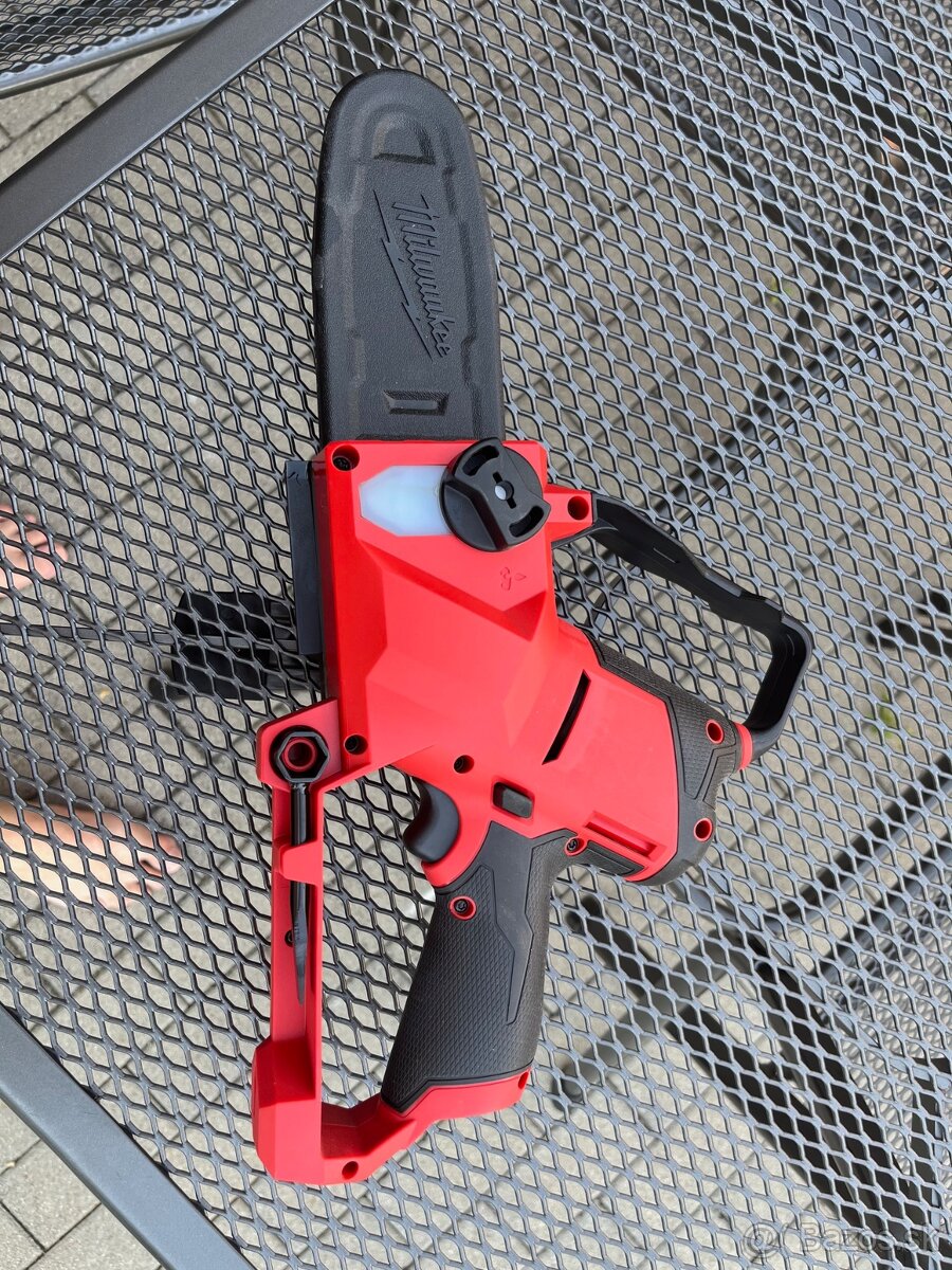 MILWAUKEE M12 FUEL Kompaktná reťazová píla