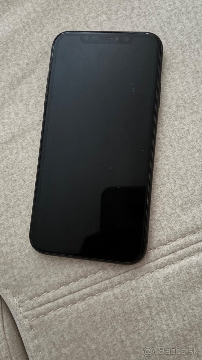 Predám iPhone 11 čiernej farby