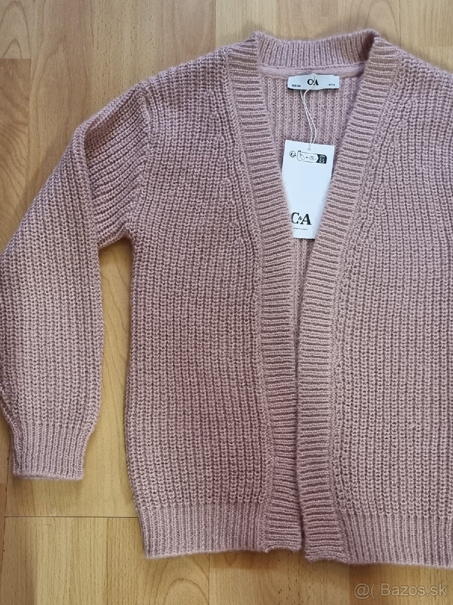 Elegantný kardigan a tričko s dlhými rukávmi.