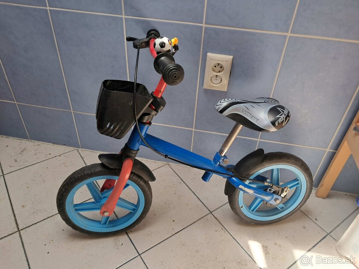 Detske odrazadlo modre so zadnou brzdou, gumenne kolesa.