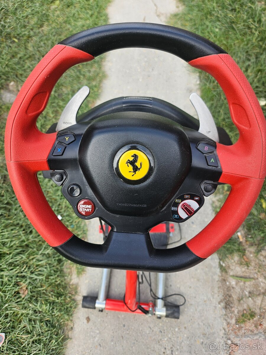 Volant s pedálmi a stojanom.