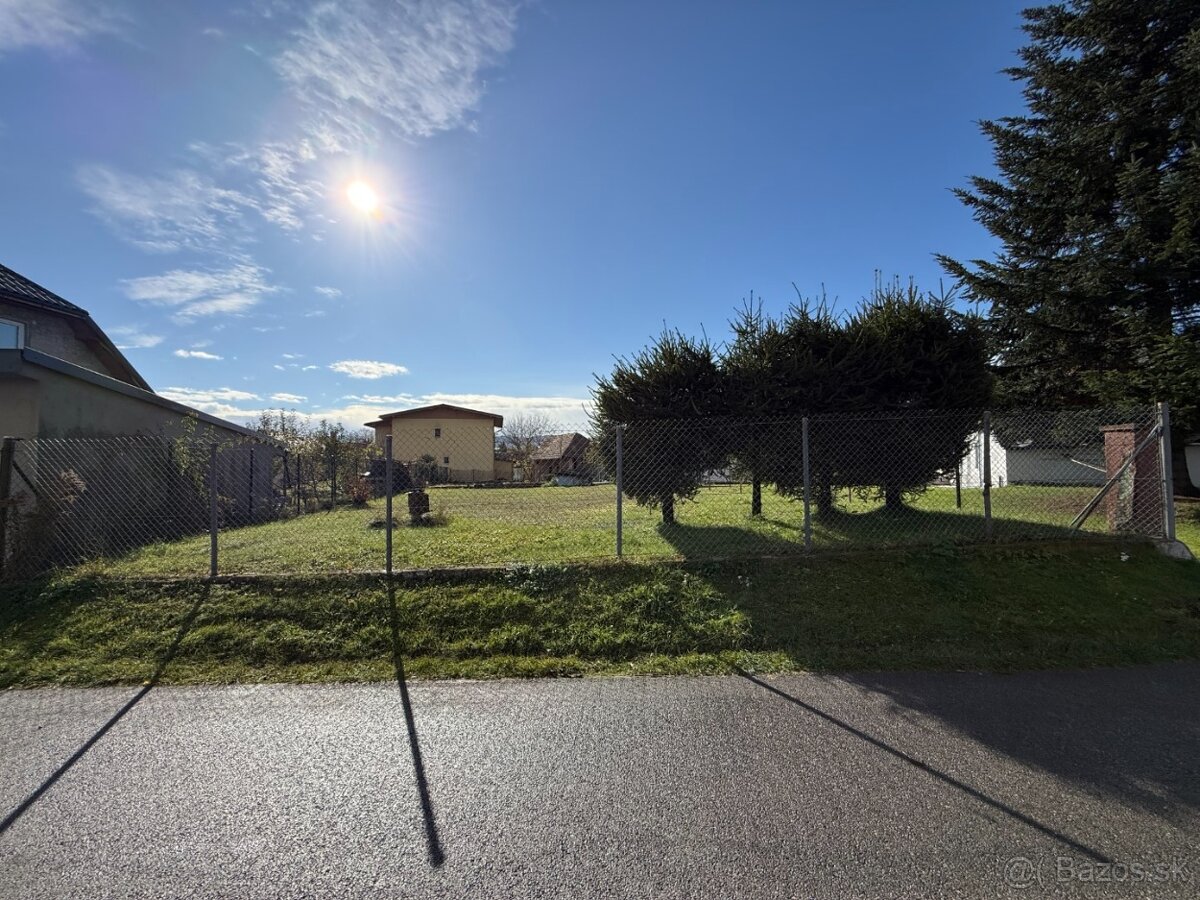 Slnečný stavebný pozemok 689 m² - Hôrky (18m x 43m)