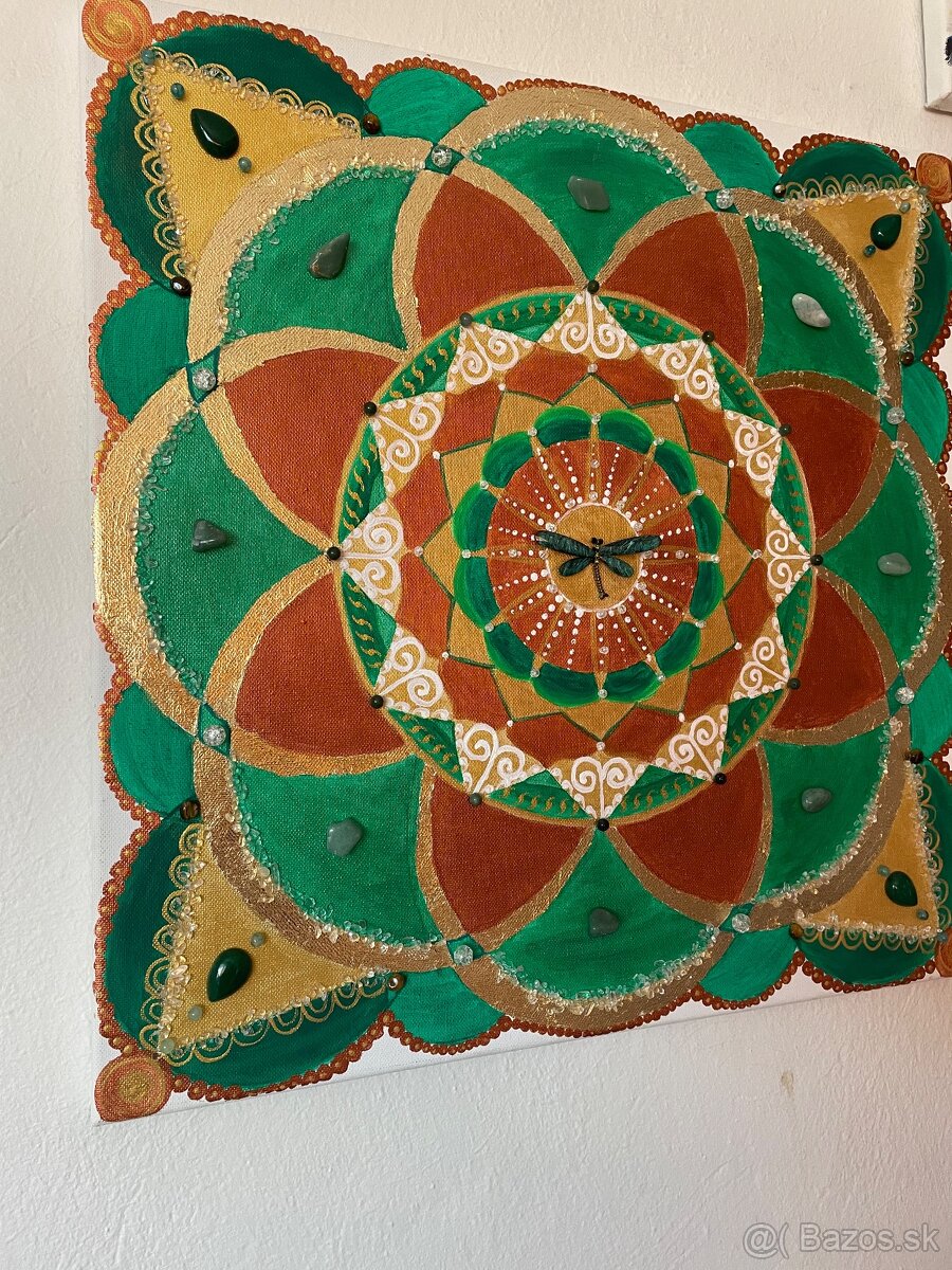 Ručne maľovaná mandala vykladaná drahými kameňmi a zlatom