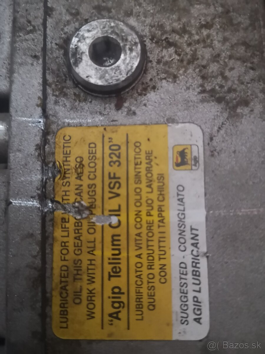 elektromotor s prevodovkou značky LENZE