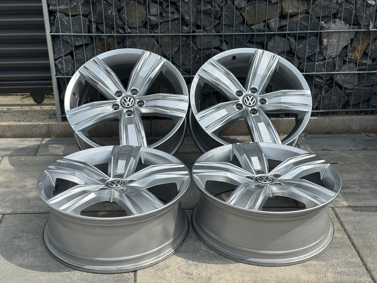 ✅5x112 r19 Tiguan Rline Victoria Falls krasne top stav