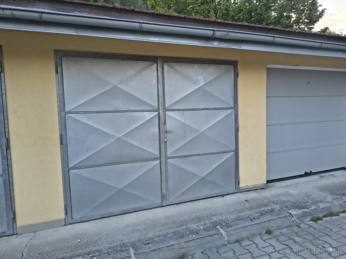 Dvojkrídlové garážové dvere