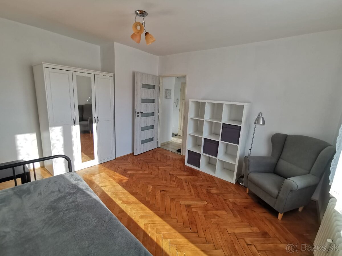 1 izbový byt v centre Popradu , komplet zariadený