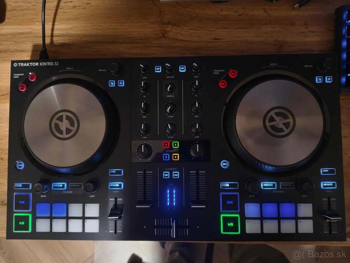 Predam DJ konzolu NI Traktor kontrol S2 Mk3