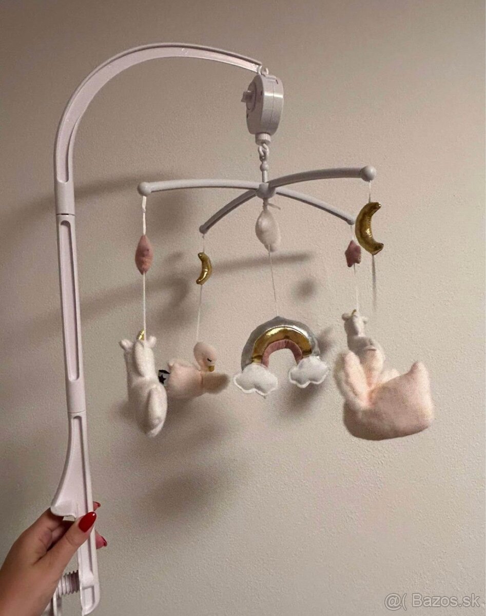 Detsky kolotoč nad postieľku