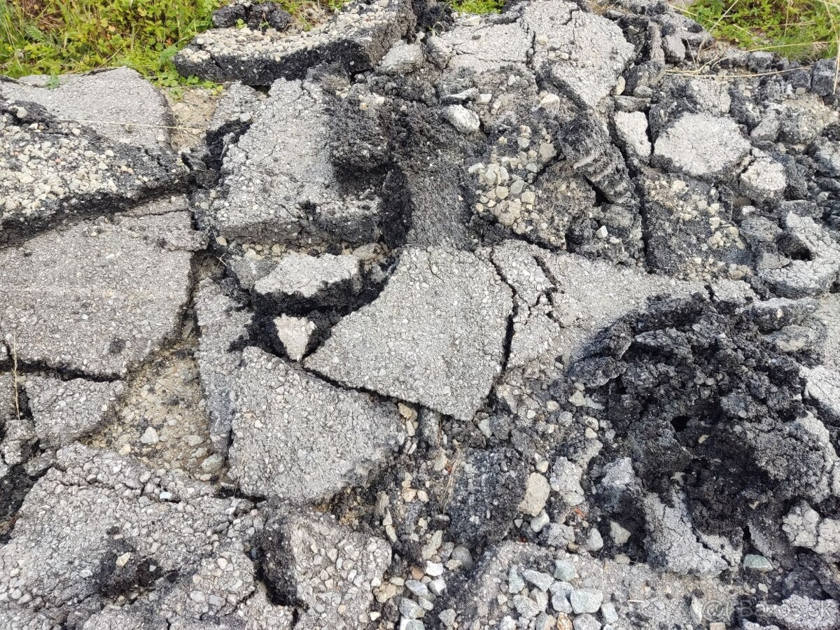 Darujem kusy asfaltu