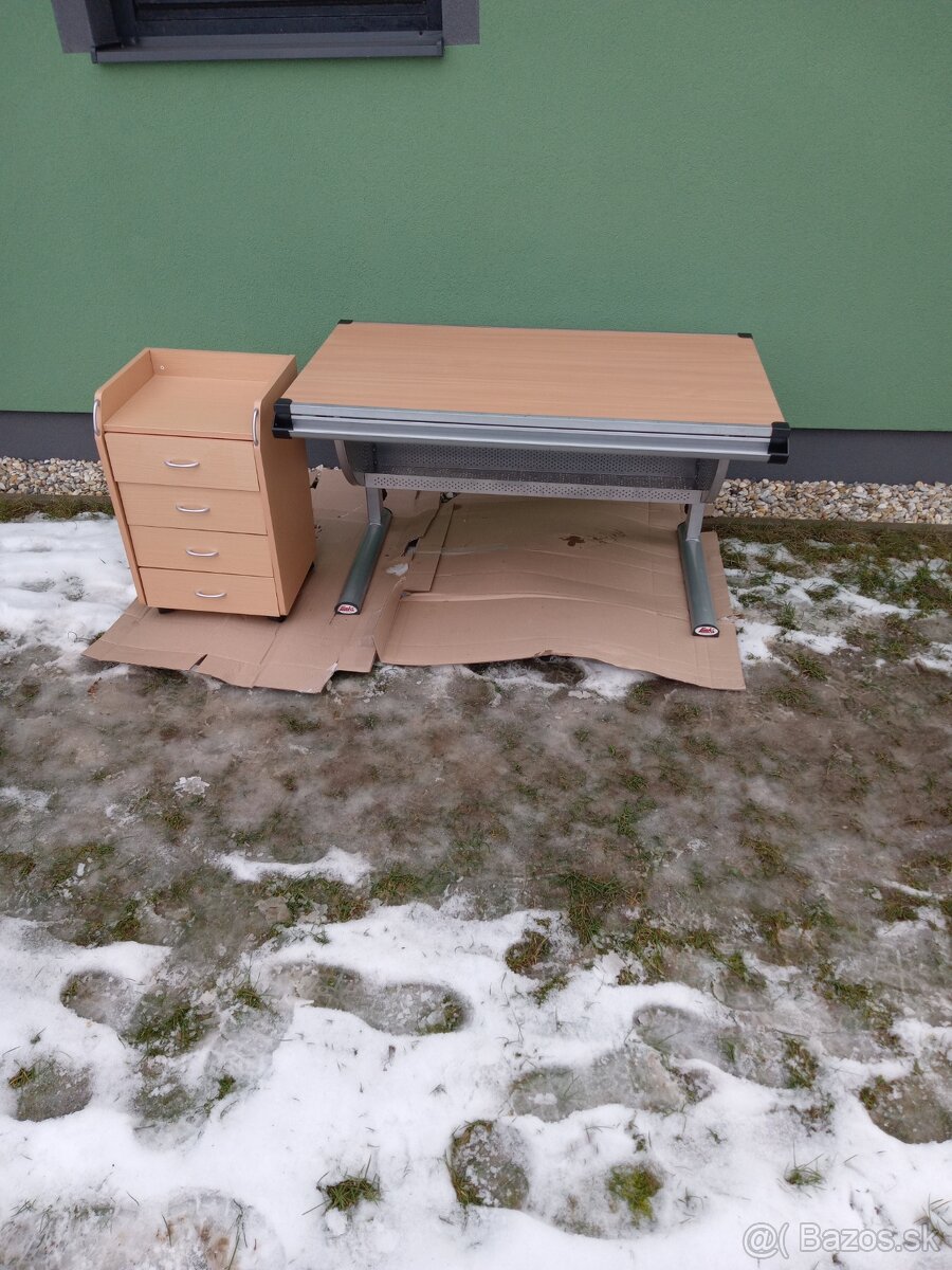 Polohovatelny písací stôl