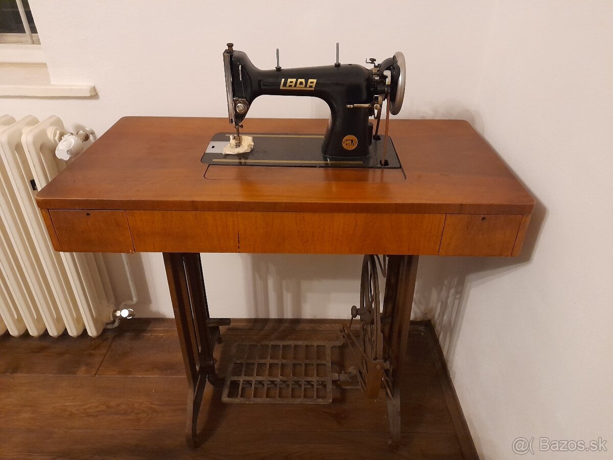 Starý šlapací šijací stroj LADA