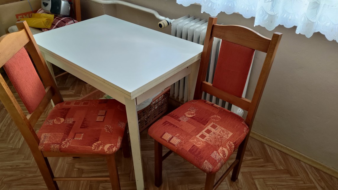 Rozkladací stôl a 3 stoličky