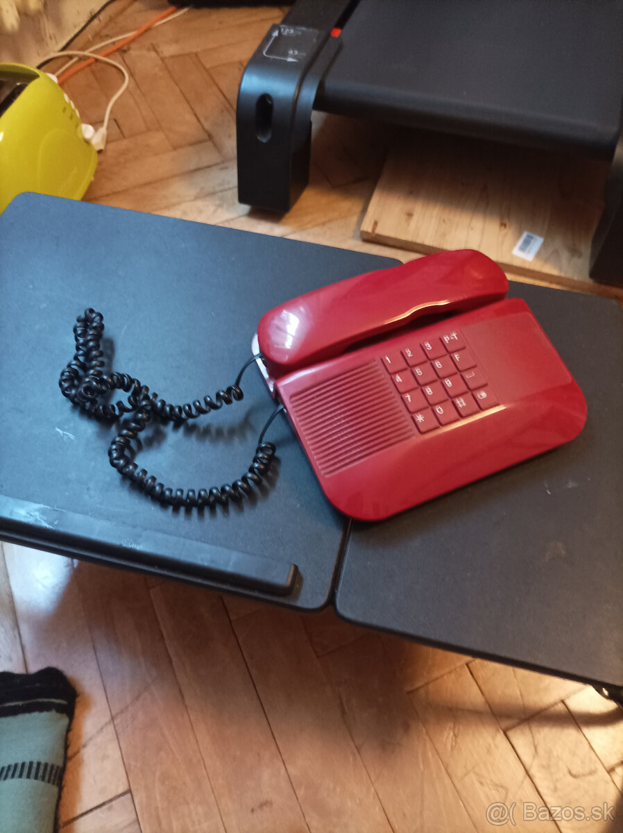 Pevný telefón, funkčný. Pevná linka, telefonický aparát.