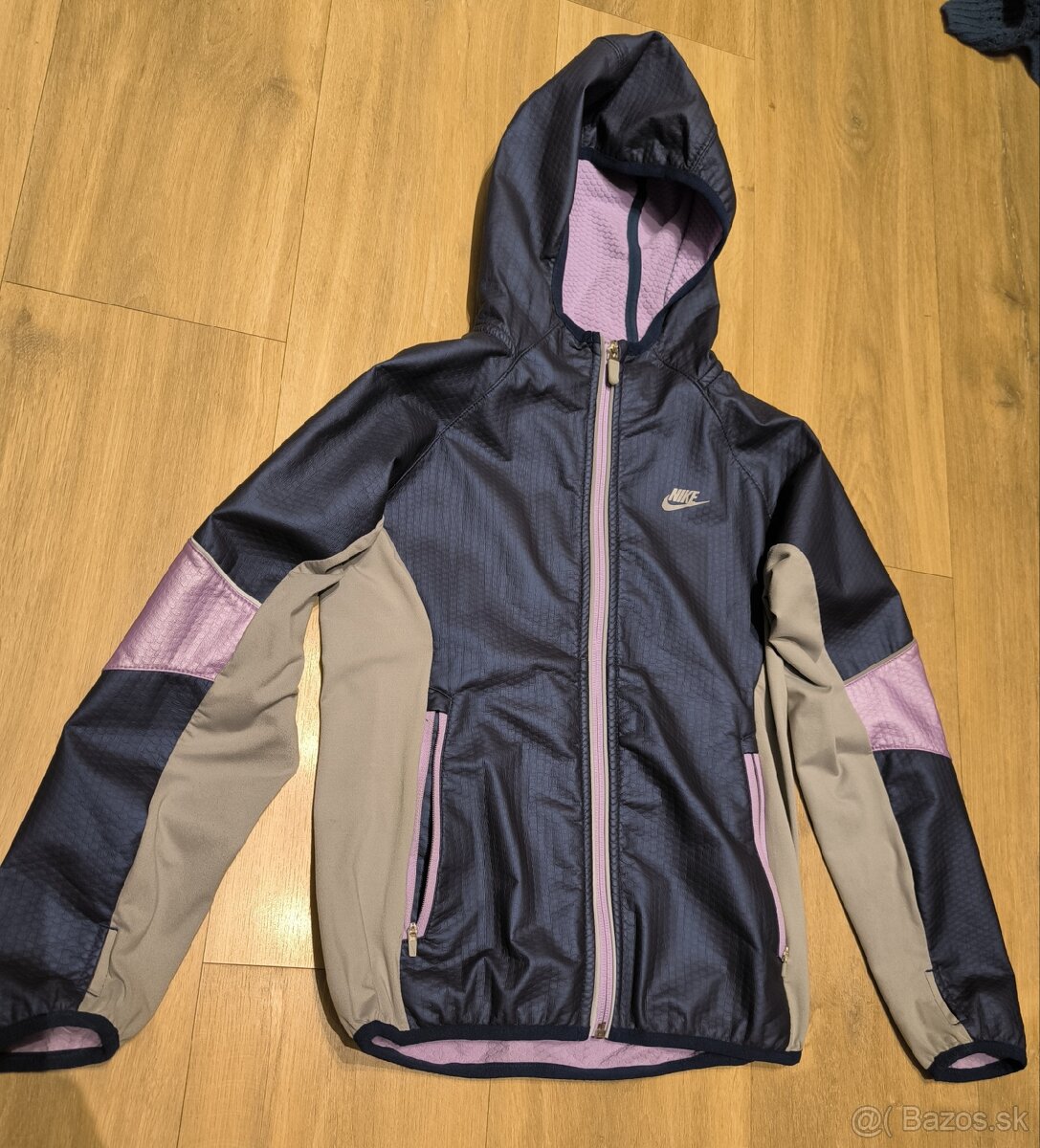 Prechodná bunda Nike.