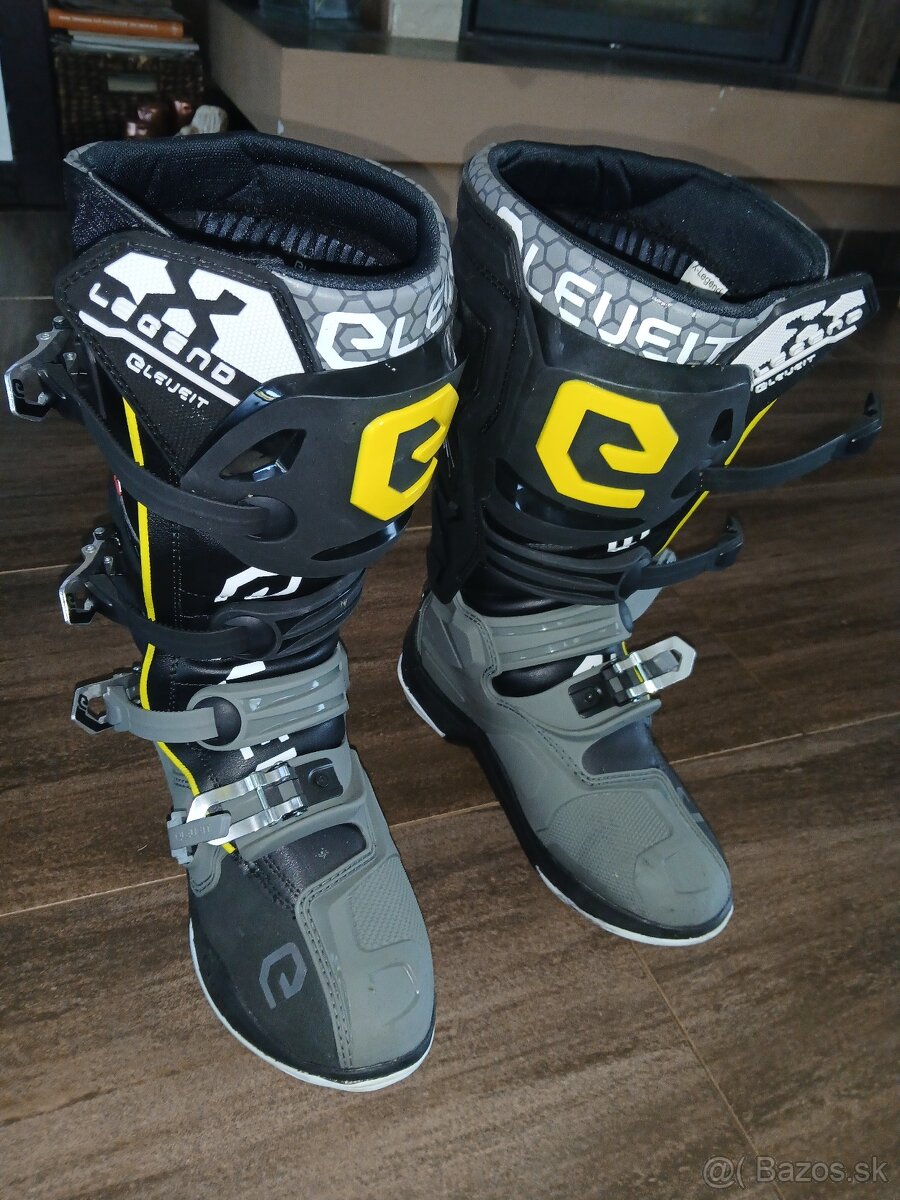 Motokrosové čižmy.