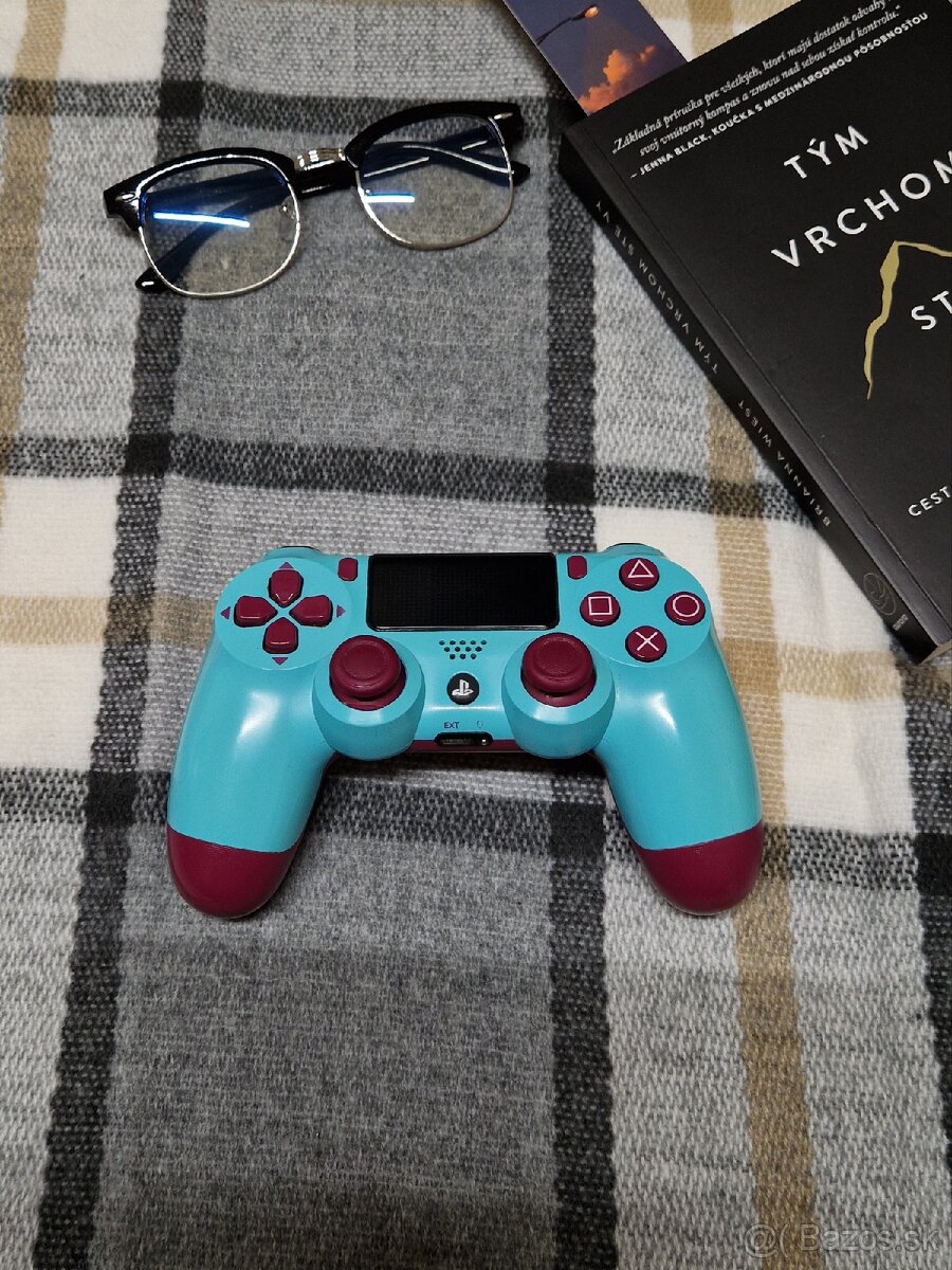 PS4 ovládač Dualshock 4 Berry Blue Edition.