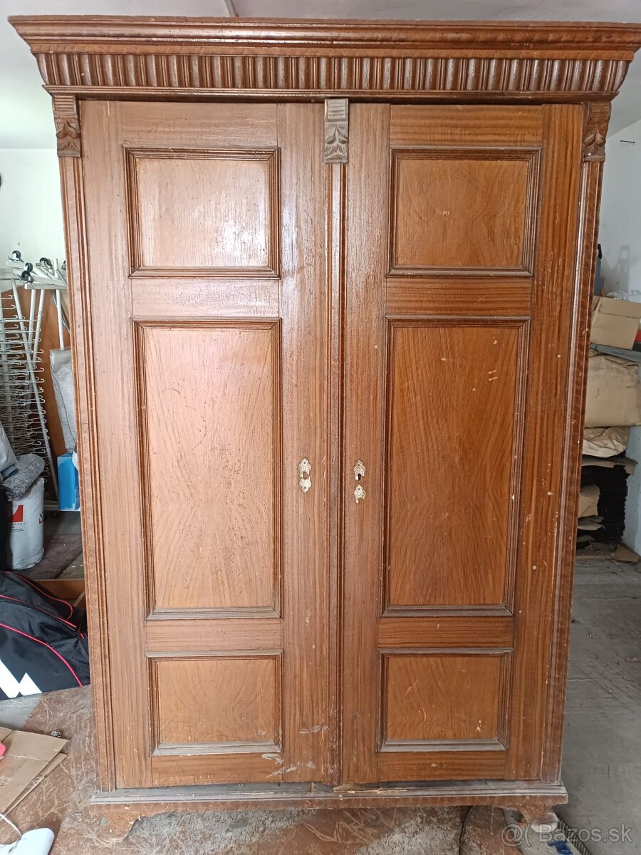 Starožitná skriňa