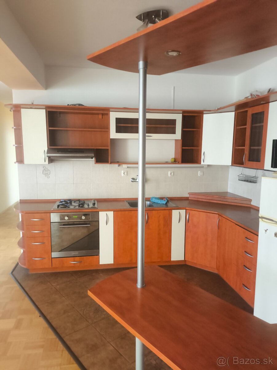 Prenájom Šaľa Pázmaňa 135m²