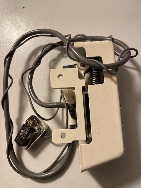 Eletromagnetický odsek řetízku k obnitkovacímu stroji