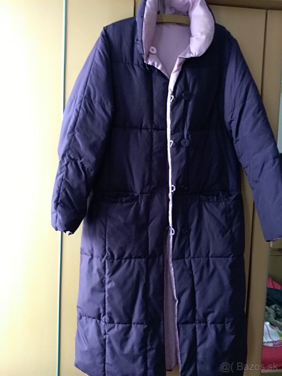 dlhý vetrovkovy kabát -