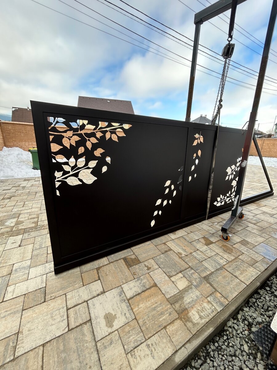 ⸻ Predám samonosnú posuvnú bránu –